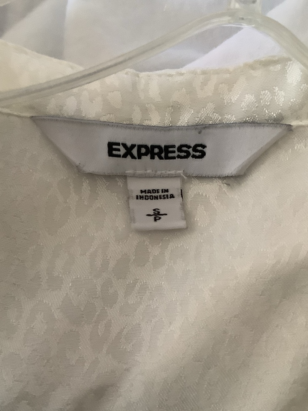 Express White Textured Button-Front V-Neck Blouse - Picture 6 of 8